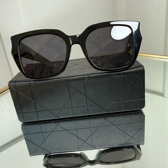 Dior Elegant Black Sunglasses - Picture 4 of 10